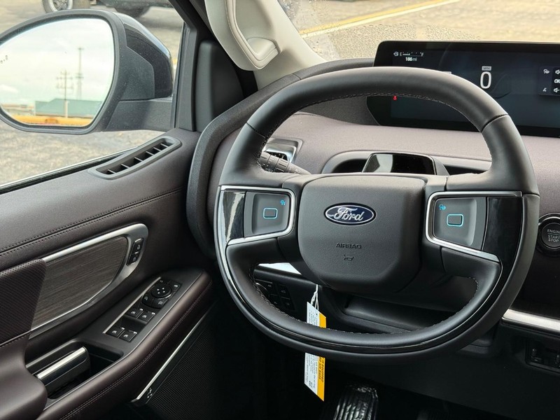 Ford Expedition Max Vehicle Full-screen Gallery Image 10