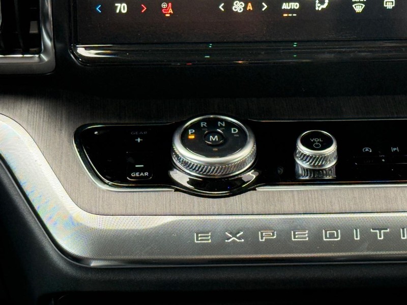 Ford Expedition Max Vehicle Full-screen Gallery Image 11