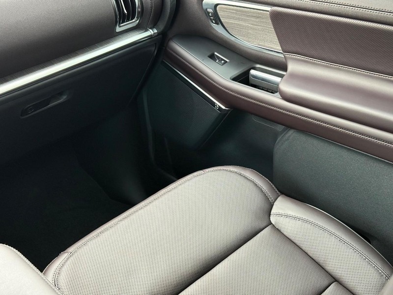 Ford Expedition Max Vehicle Full-screen Gallery Image 12