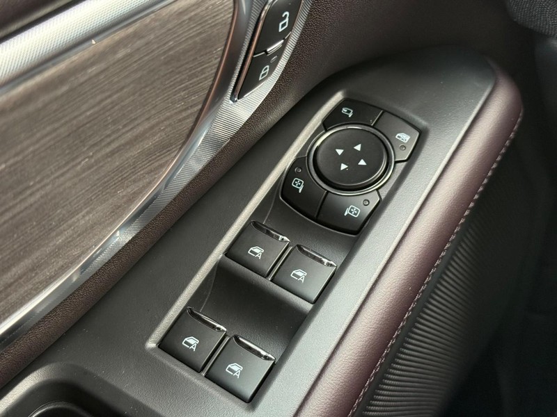 Ford Expedition Max Vehicle Full-screen Gallery Image 17