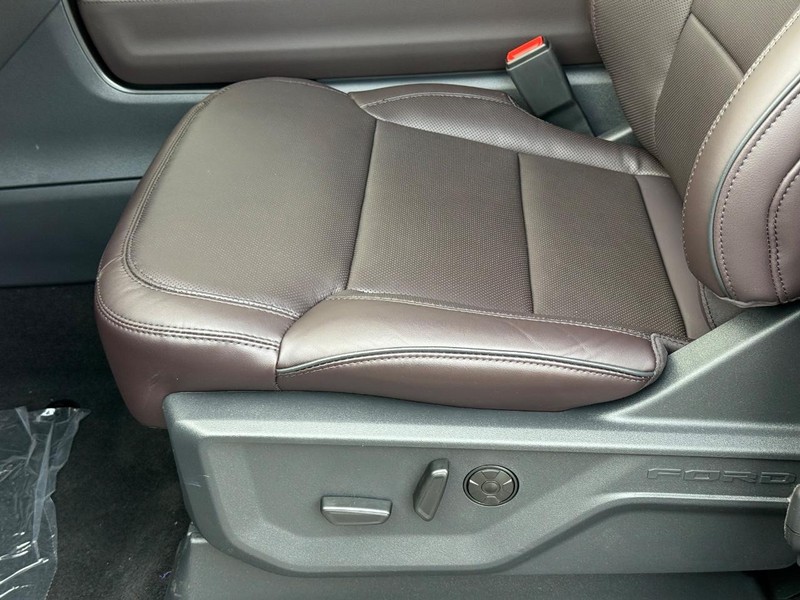 Ford Expedition Max Vehicle Full-screen Gallery Image 18