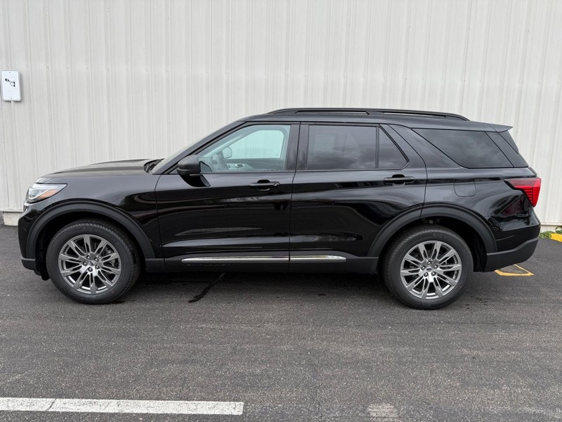 Ford Explorer Vehicle Full-screen Gallery Image 2