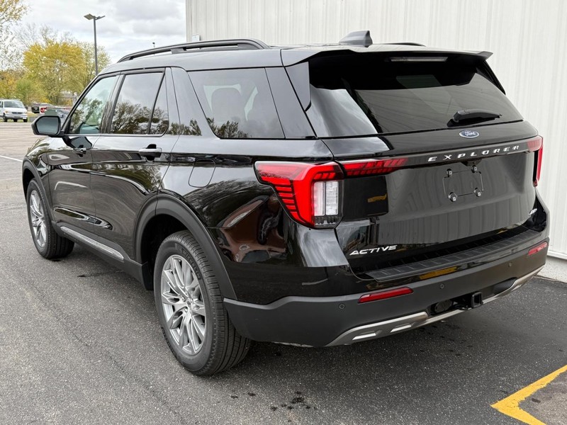 Ford Explorer Vehicle Full-screen Gallery Image 3