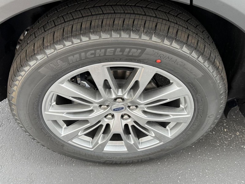 Ford Explorer Vehicle Full-screen Gallery Image 4