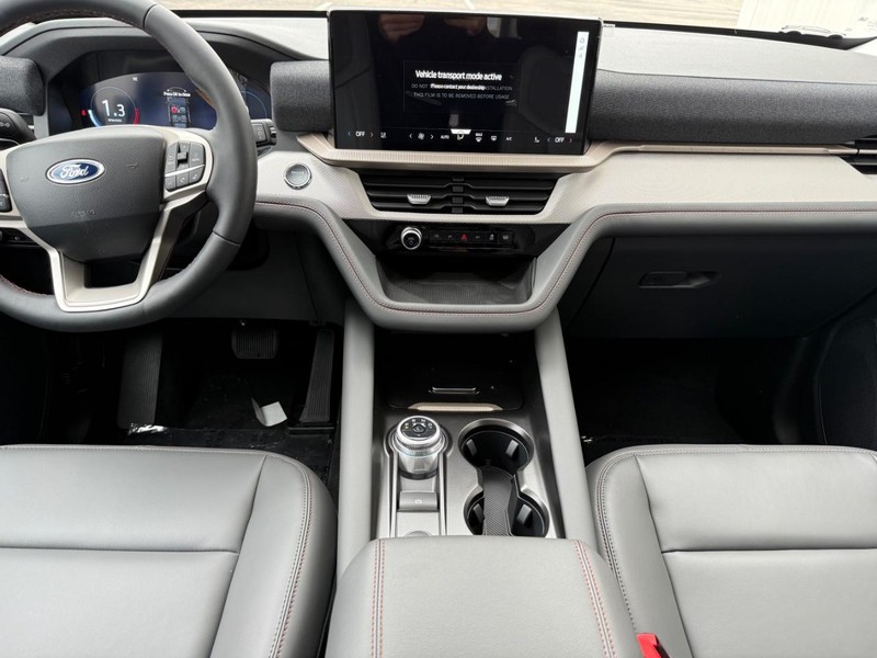 Ford Explorer Vehicle Full-screen Gallery Image 6