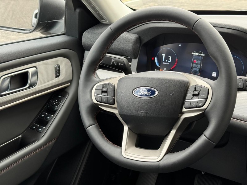 Ford Explorer Vehicle Full-screen Gallery Image 9