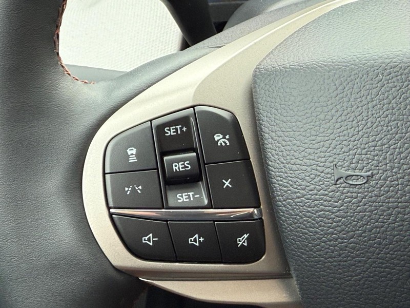 Ford Explorer Vehicle Full-screen Gallery Image 11