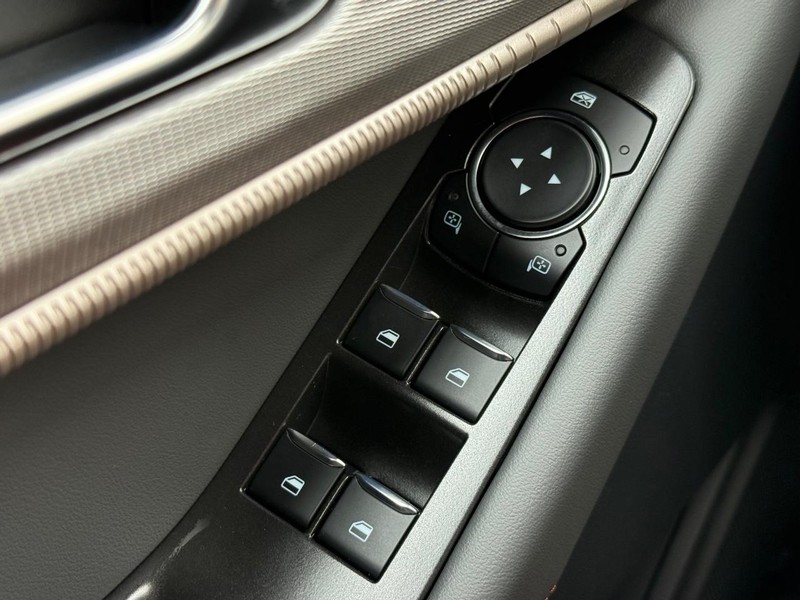 Ford Explorer Vehicle Full-screen Gallery Image 15