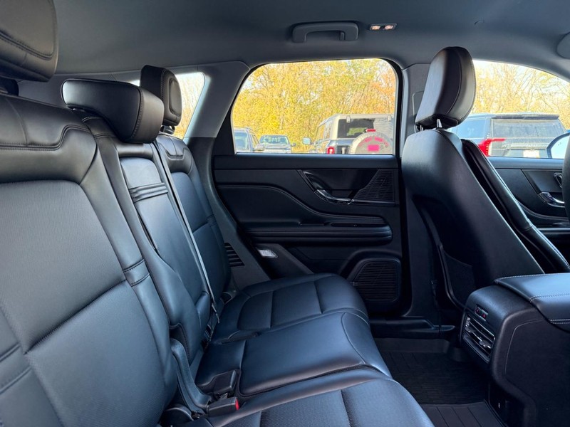 Lincoln Corsair Vehicle Full-screen Gallery Image 9