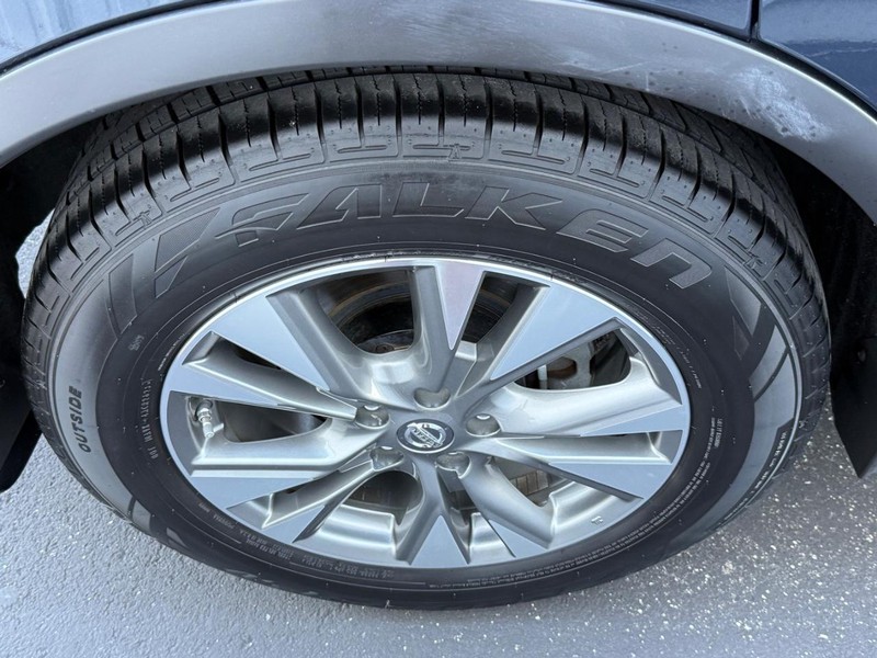 Nissan Murano Vehicle Full-screen Gallery Image 7