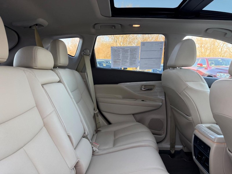 Nissan Murano Vehicle Full-screen Gallery Image 9