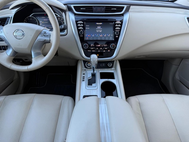 Nissan Murano Vehicle Full-screen Gallery Image 10