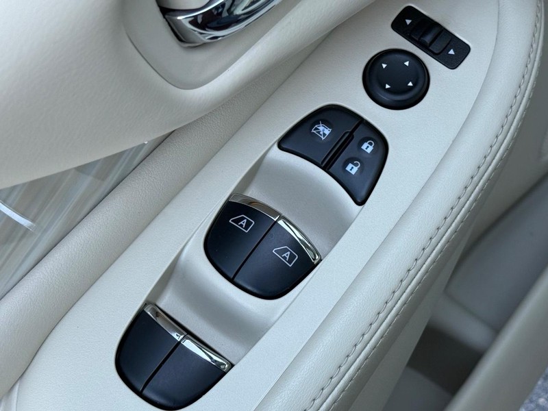 Nissan Murano Vehicle Full-screen Gallery Image 22