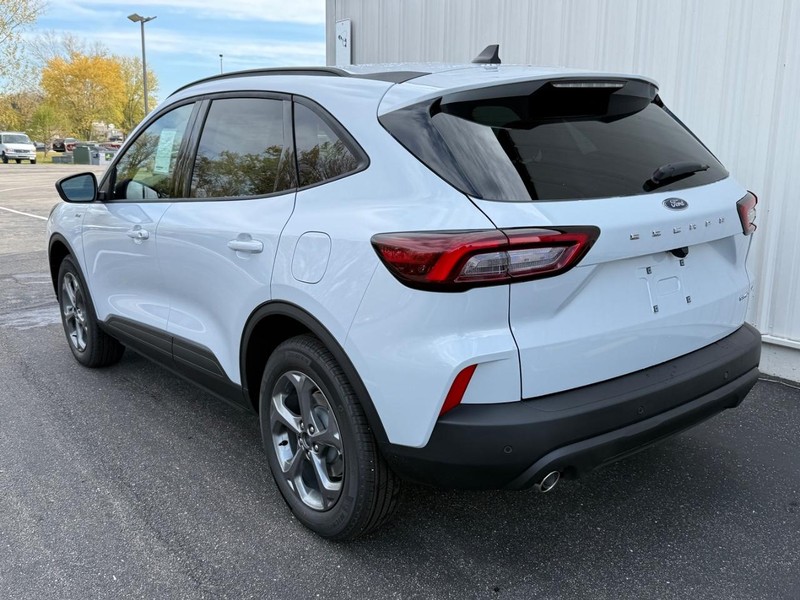 Ford Escape Vehicle Full-screen Gallery Image 3