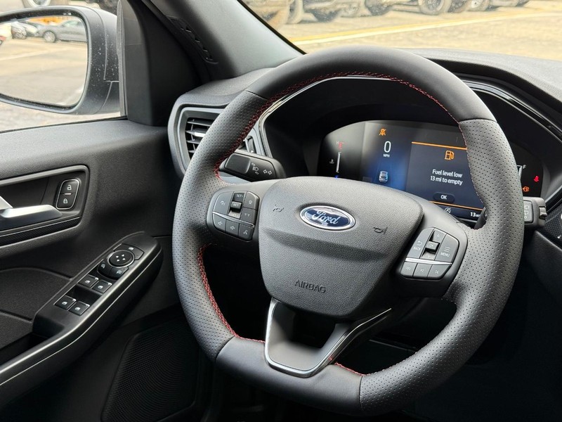Ford Escape Vehicle Full-screen Gallery Image 9