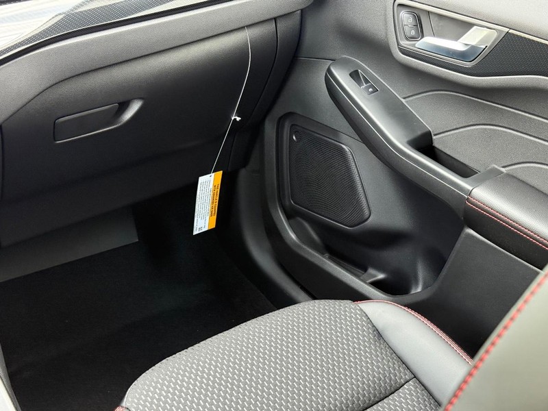 Ford Escape Vehicle Full-screen Gallery Image 10