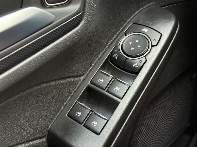 Ford Escape Vehicle Full-screen Gallery Image 15