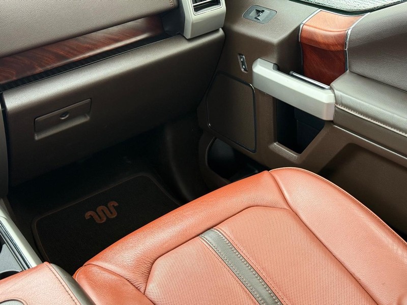 Ford F-150 Vehicle Full-screen Gallery Image 14