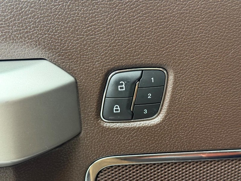 Ford F-150 Vehicle Full-screen Gallery Image 15