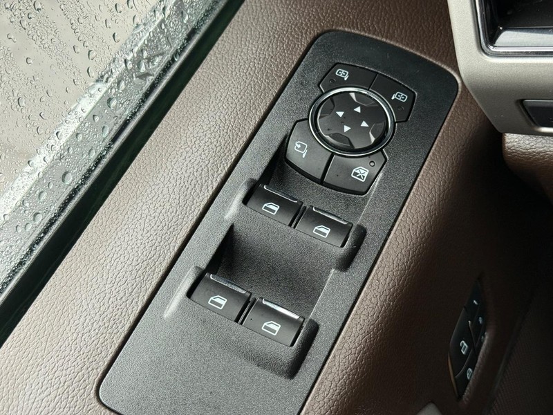 Ford F-150 Vehicle Full-screen Gallery Image 21