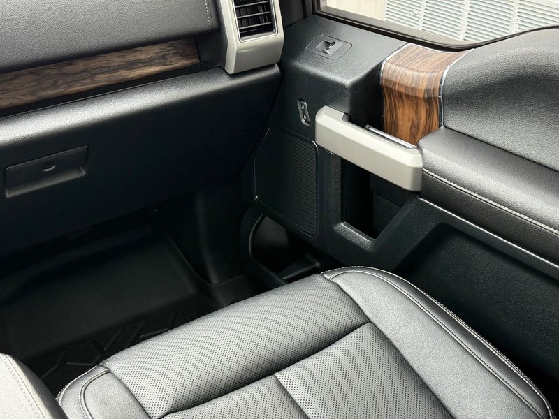 Ford F-150 Vehicle Full-screen Gallery Image 14