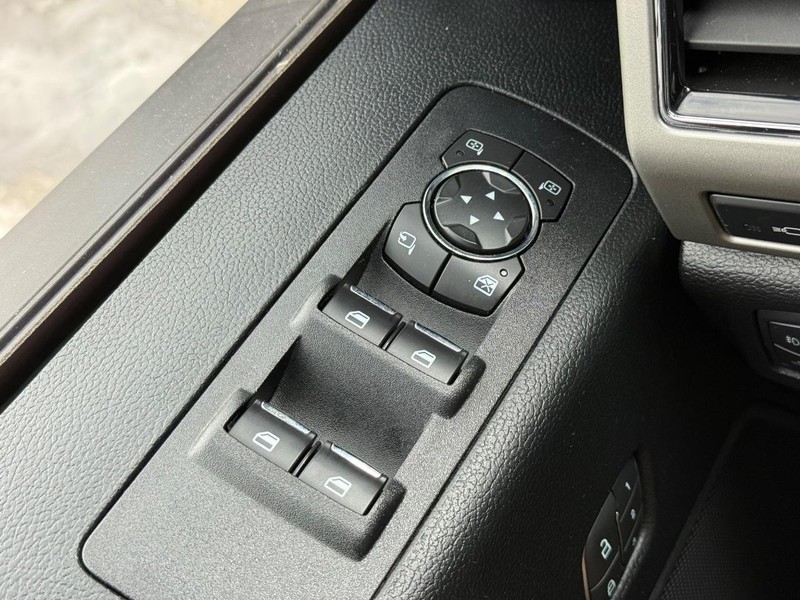 Ford F-150 Vehicle Full-screen Gallery Image 20