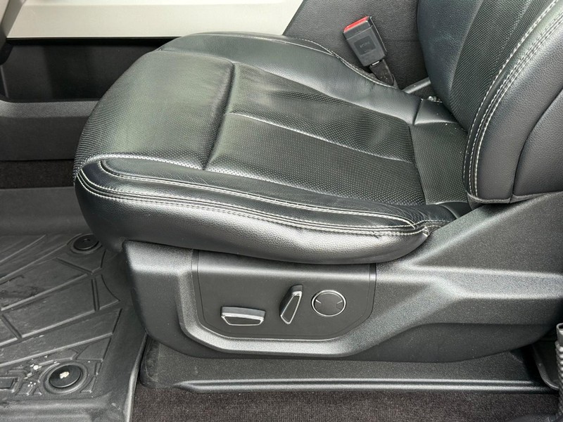 Ford F-150 Vehicle Full-screen Gallery Image 21