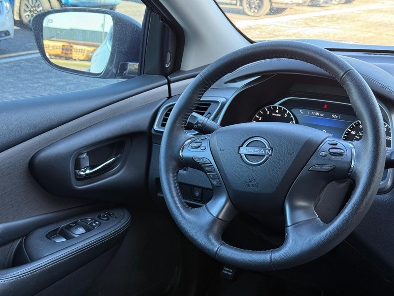 Nissan Murano Vehicle Full-screen Gallery Image 13