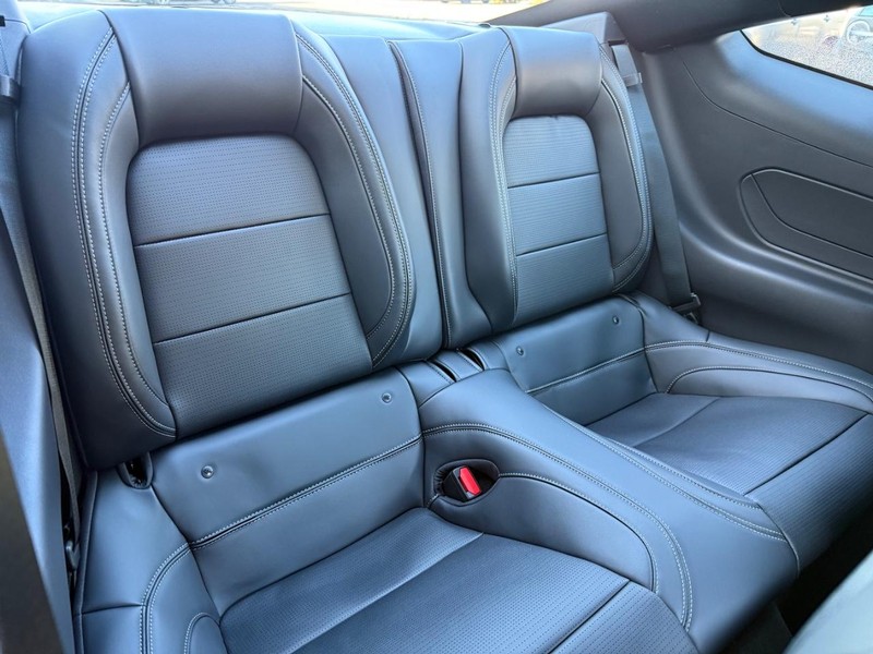 Ford Mustang Vehicle Full-screen Gallery Image 5