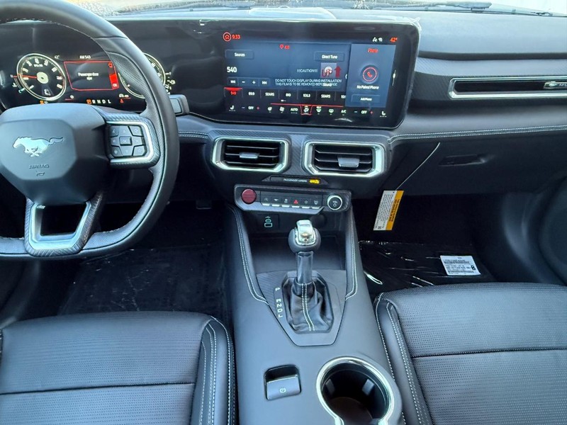 Ford Mustang Vehicle Full-screen Gallery Image 6