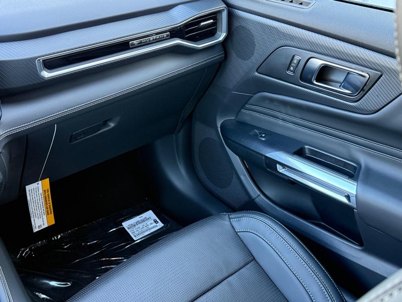 Ford Mustang Vehicle Full-screen Gallery Image 10