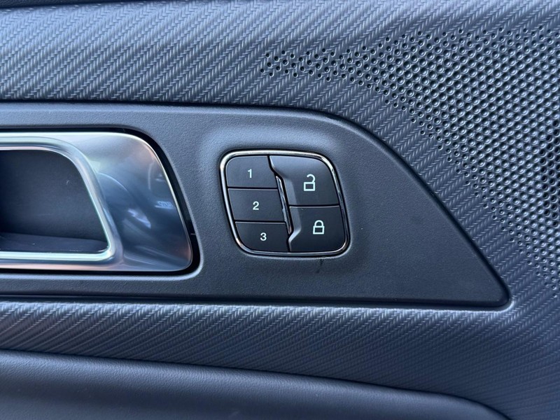 Ford Mustang Vehicle Full-screen Gallery Image 11