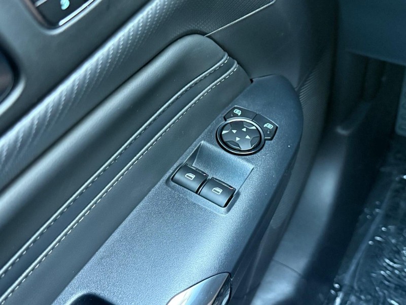 Ford Mustang Vehicle Full-screen Gallery Image 16