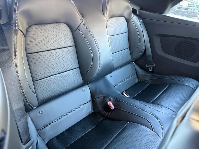 Ford Mustang Vehicle Full-screen Gallery Image 5