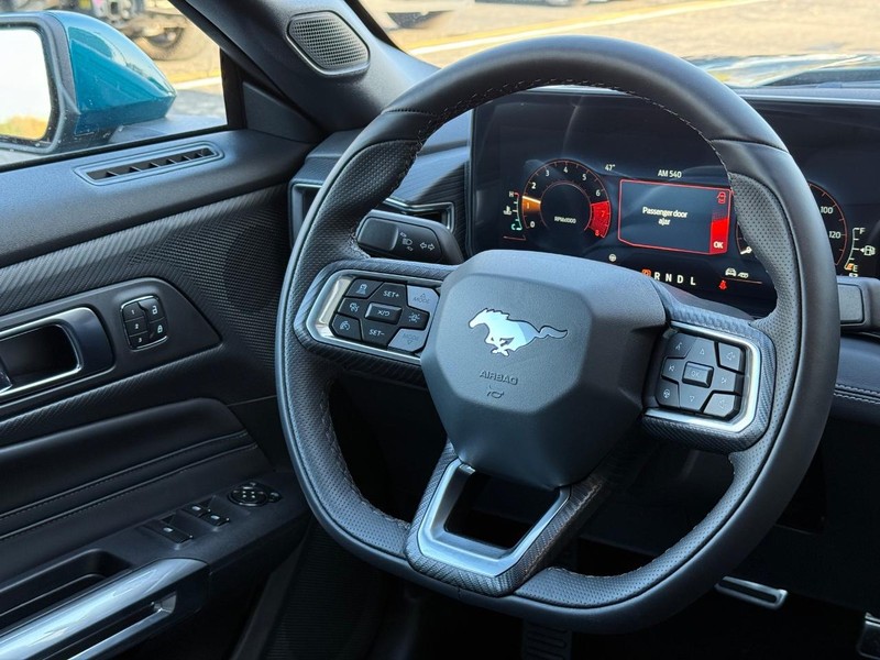 Ford Mustang Vehicle Full-screen Gallery Image 9