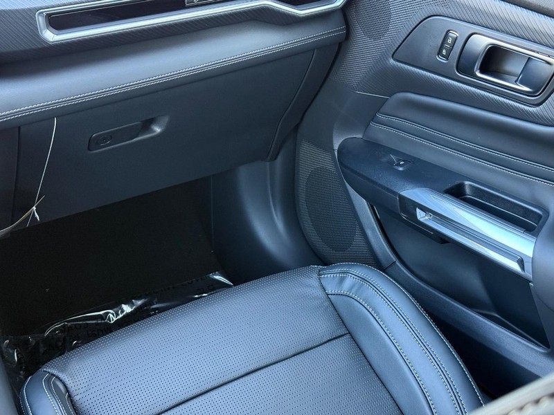 Ford Mustang Vehicle Full-screen Gallery Image 10