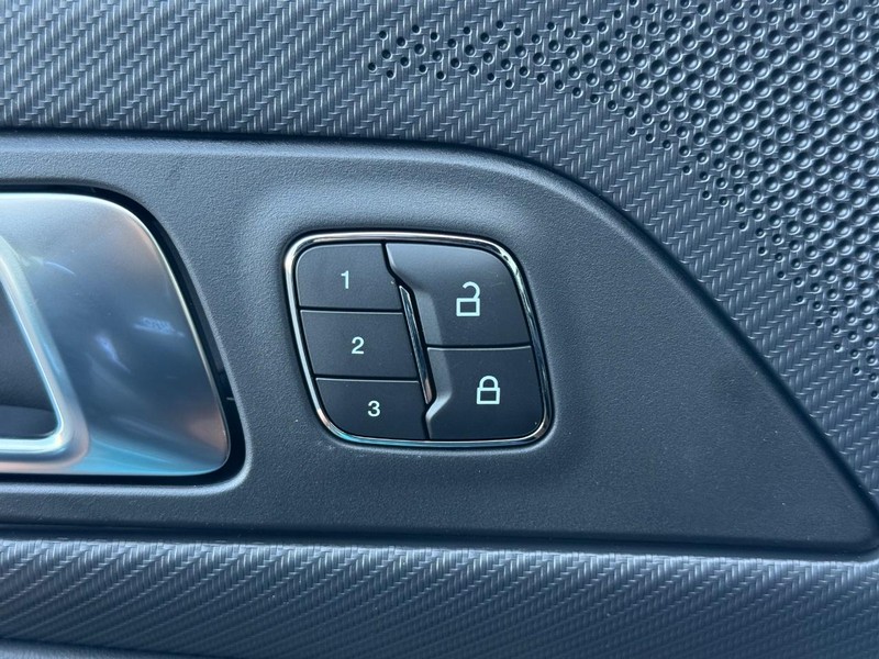 Ford Mustang Vehicle Full-screen Gallery Image 11