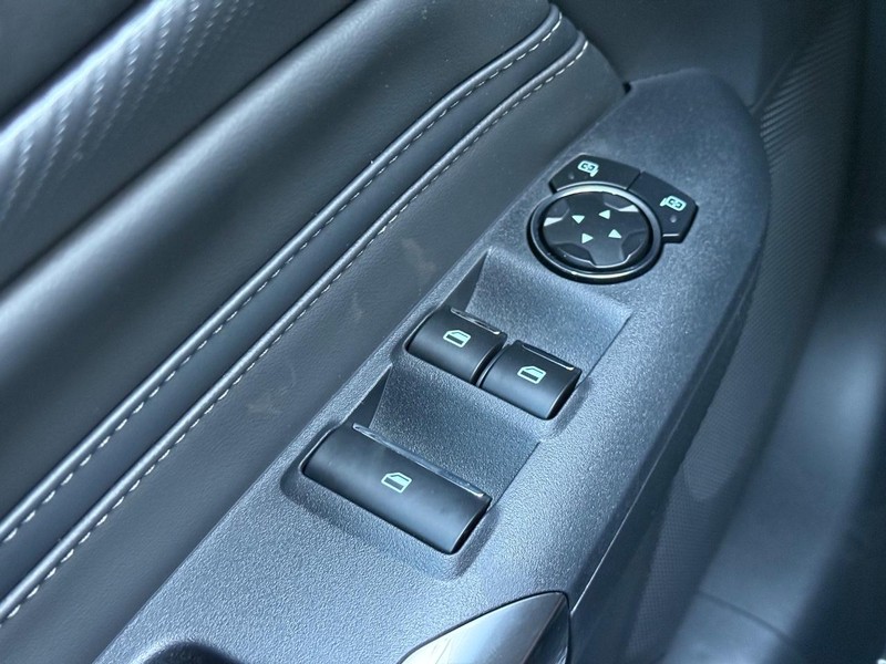 Ford Mustang Vehicle Full-screen Gallery Image 16