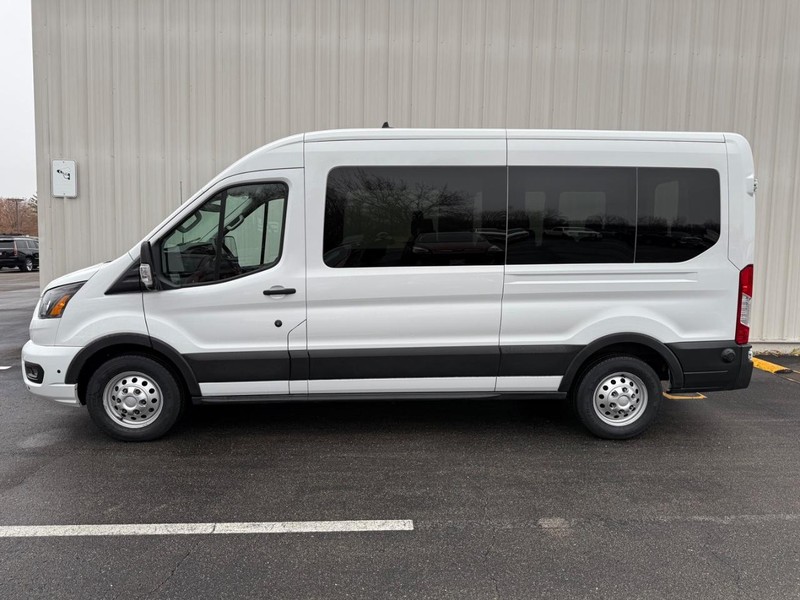 Ford Transit Passenger Wagon Vehicle Full-screen Gallery Image 2