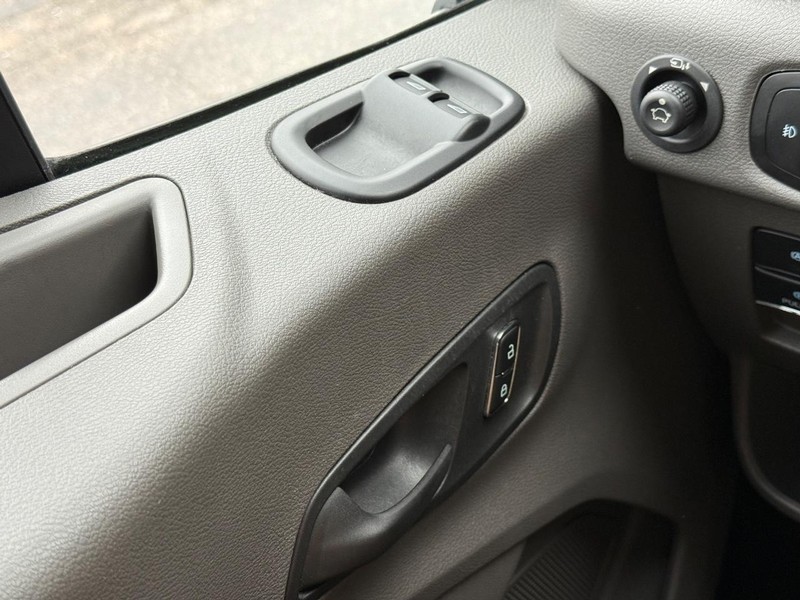 Ford Transit Passenger Wagon Vehicle Full-screen Gallery Image 20