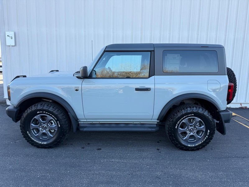 Ford Bronco Vehicle Full-screen Gallery Image 2