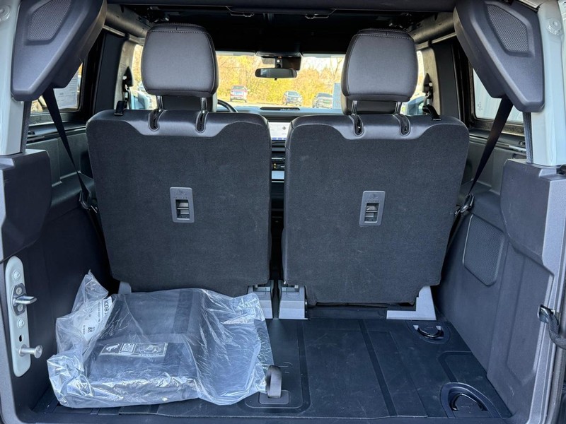 Ford Bronco Vehicle Full-screen Gallery Image 5