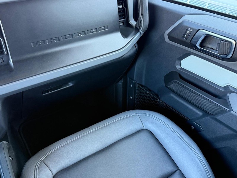 Ford Bronco Vehicle Full-screen Gallery Image 14