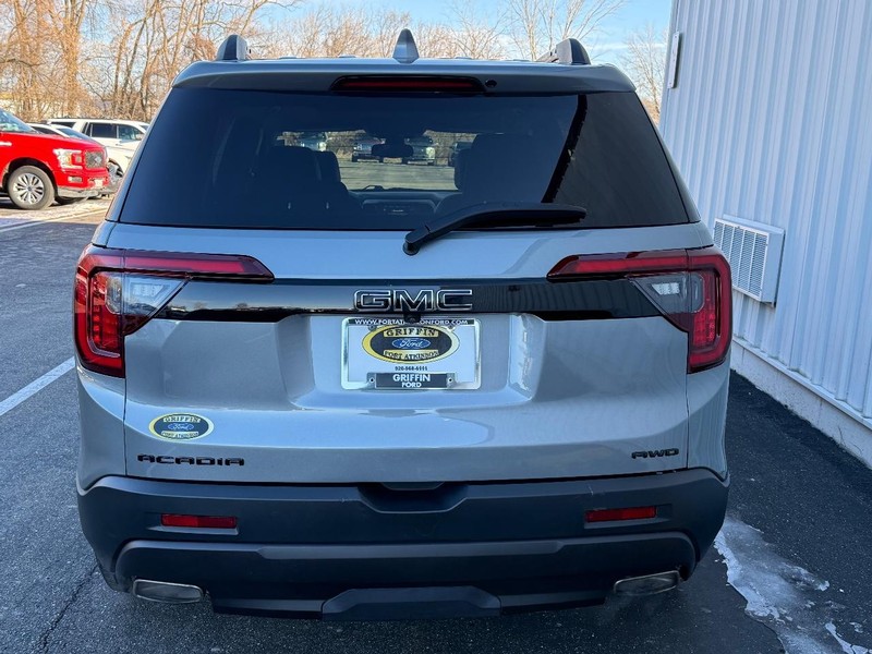 GMC Acadia Vehicle Full-screen Gallery Image 4