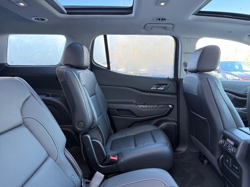 GMC Acadia Vehicle Full-screen Gallery Image 9