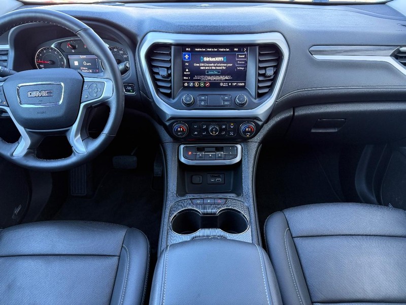 GMC Acadia Vehicle Full-screen Gallery Image 11