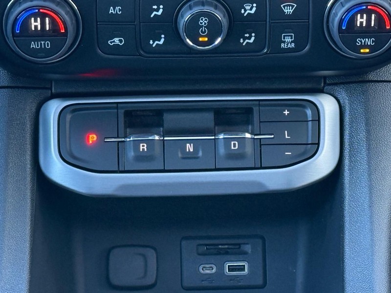 GMC Acadia Vehicle Full-screen Gallery Image 13