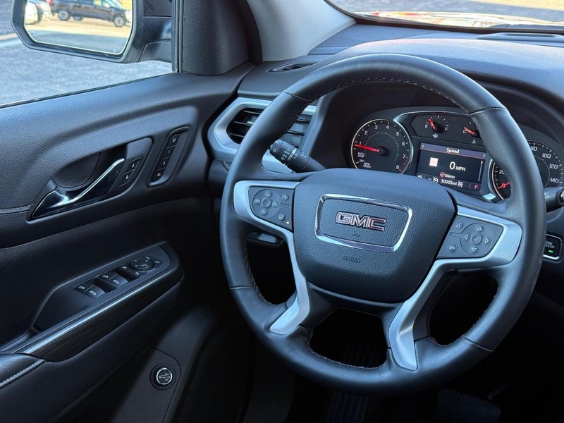 GMC Acadia Vehicle Full-screen Gallery Image 14