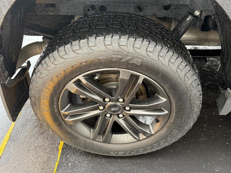 Ford F-150 Vehicle Full-screen Gallery Image 7