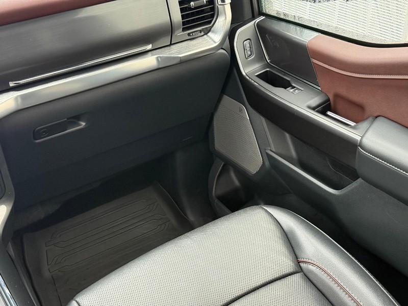 Ford F-150 Vehicle Full-screen Gallery Image 14